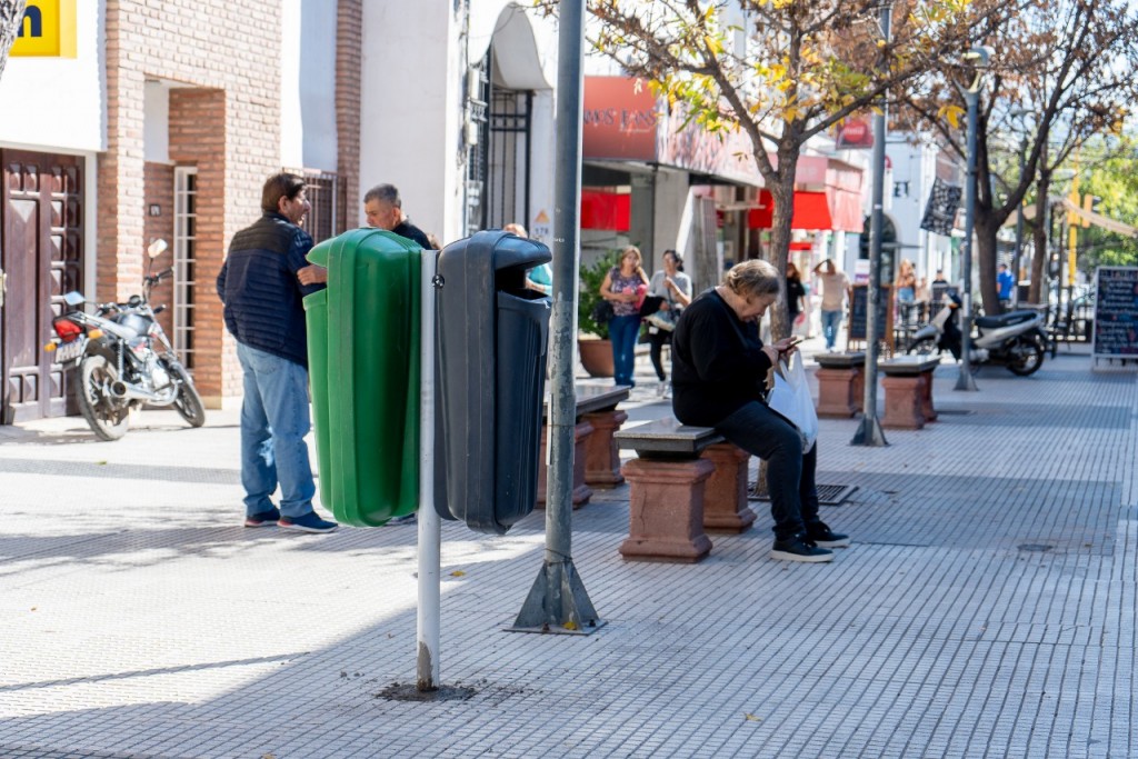 Municipio coloca cestos de residuos en el microcentro