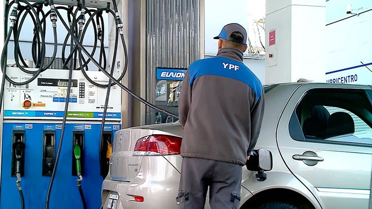 El gobierno aumentó impuestos y las petroleras aumentan las naftas
