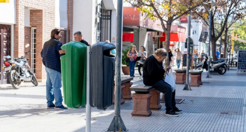 Municipio coloca cestos de residuos en el microcentro