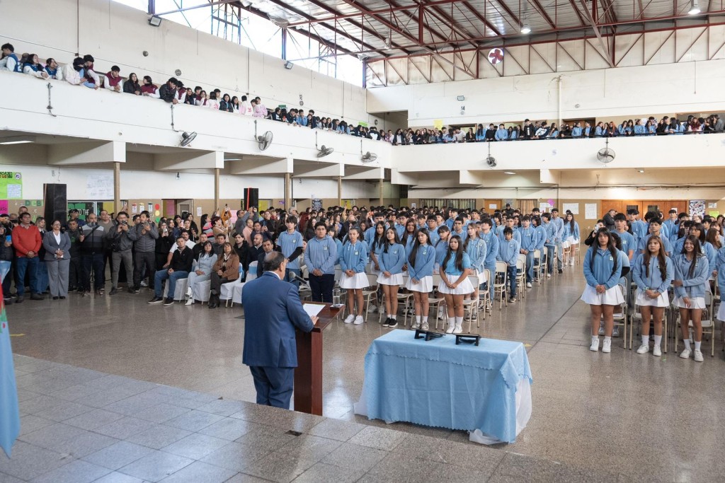 Estudiantes riojanos prometieron lealtad a la Constituci&oacute;n en un acto cargado de compromiso democr&aacute;tico