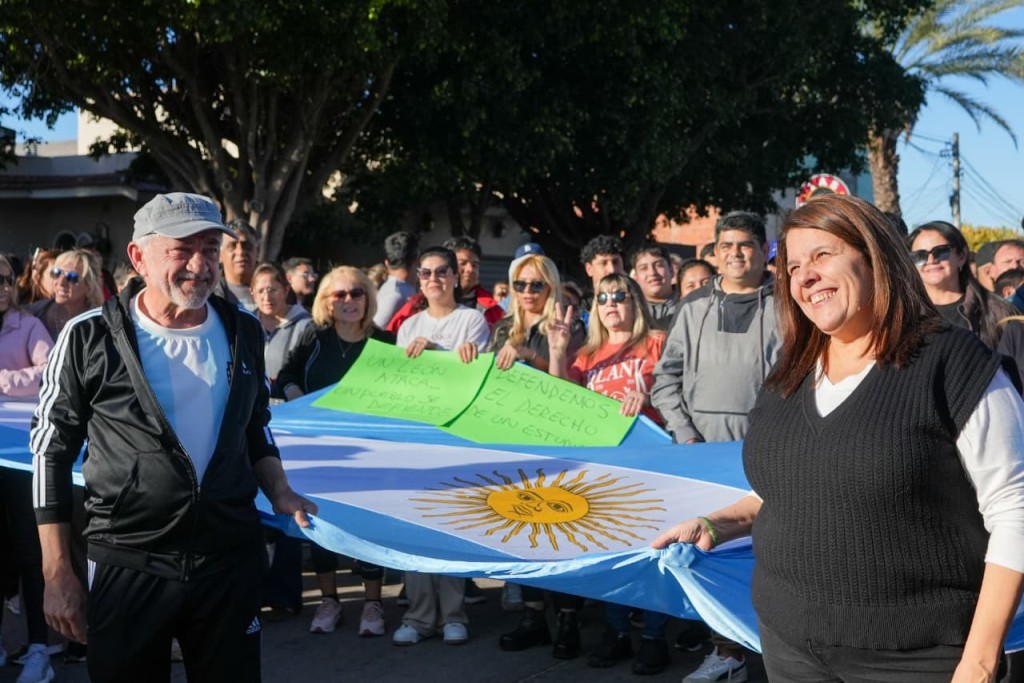 Armando Molina acompa&ntilde;&oacute; la marcha universitaria y defendi&oacute; la educaci&oacute;n p&uacute;blica