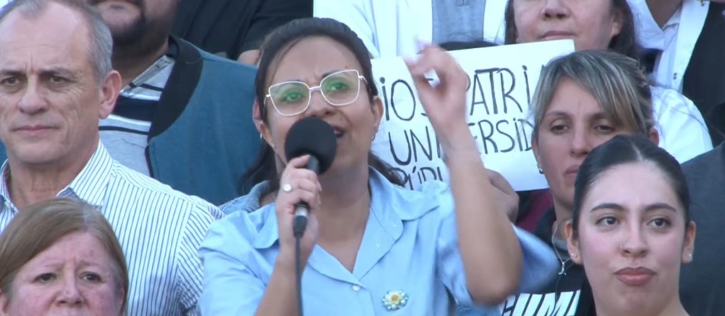 &ldquo;Presidente, cumpla la ley&rdquo;: fuerte reclamo de la rectora de la UNLaR en la marcha universitaria