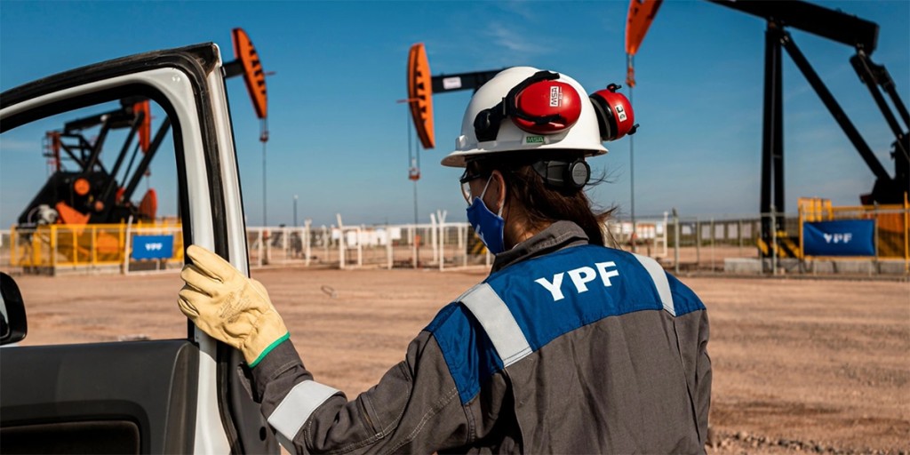 YPF confirm&oacute; un aumento del 1% en los combustibles y extendi&oacute; el congelamiento por 45 d&iacute;as