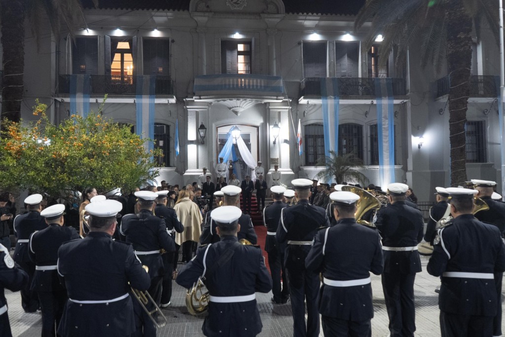 Acto por el 25 de Mayo: Quintela llam&oacute; a &ldquo;dise&ntilde;ar el camino hacia una patria justa, libre y soberana&rdquo; 