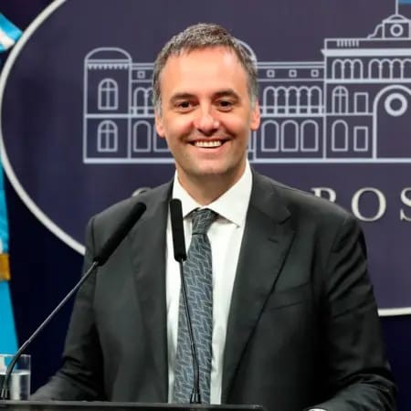 Adorni declar&oacute; inmuebles, d&oacute;lares en efectivo y una cuenta bancaria en Estados Unidos