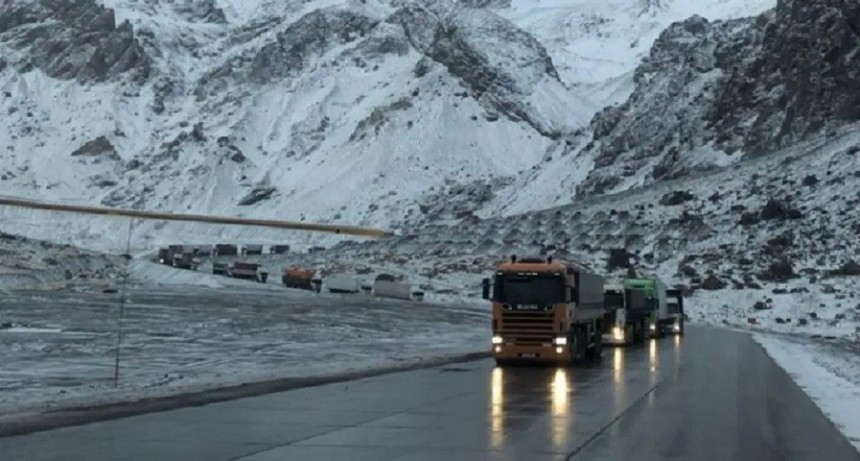 Cerraron el Paso Internacional Cristo Redentor en Mendoza por nevadas en la zona de alta monta&ntilde;a