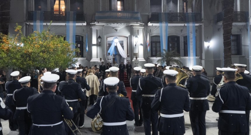Acto por el 25 de Mayo: Quintela llam&oacute; a &ldquo;dise&ntilde;ar el camino hacia una patria justa, libre y soberana&rdquo; 