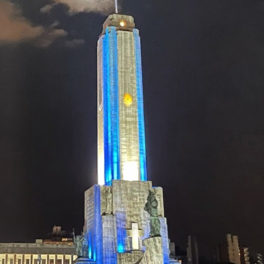 El Monumento a la Bandera se visti&oacute; con luces en la previa del d&iacute;a de la ense&ntilde;a patria