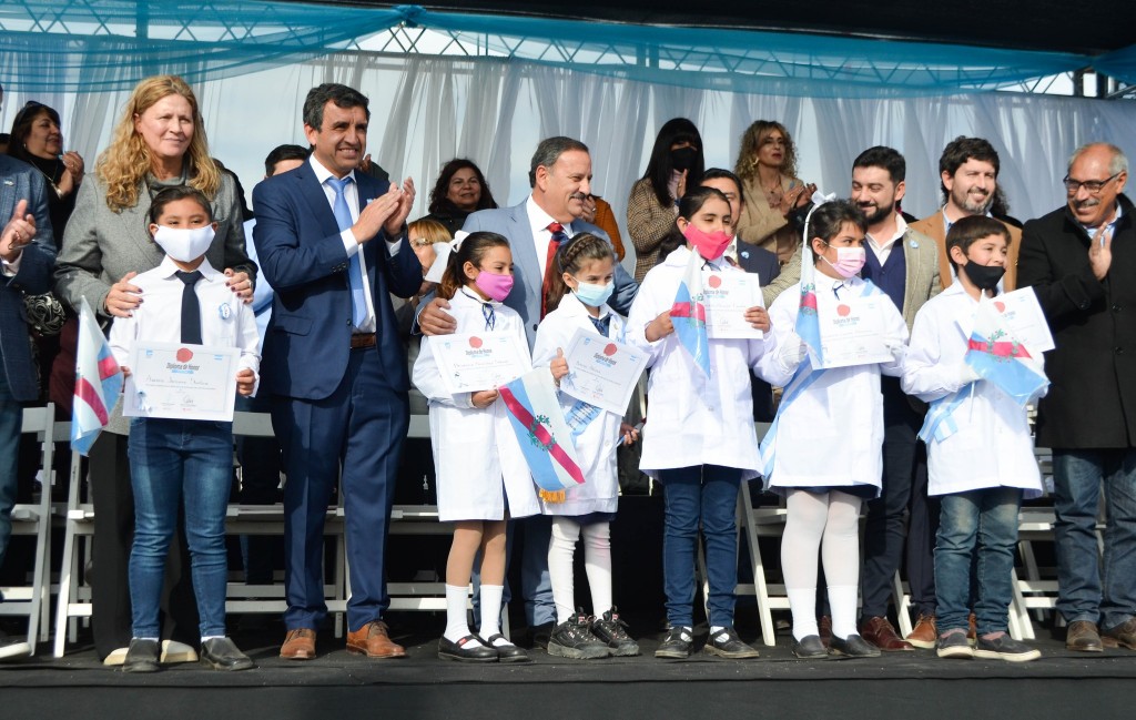  Quintela tomó la Promesa de Lealtad a la Bandera Argentina a los estudiantes de 4to grado