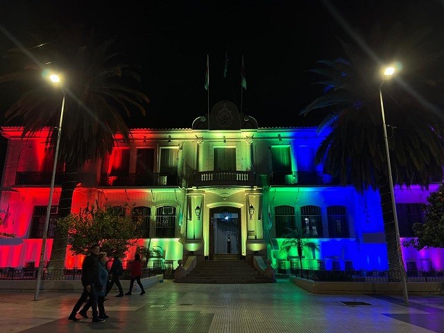 La Casa de Gobierno iluminada con la bandera del Orgullo LGTBIQ+ para visibilizar la lucha de la comunidad