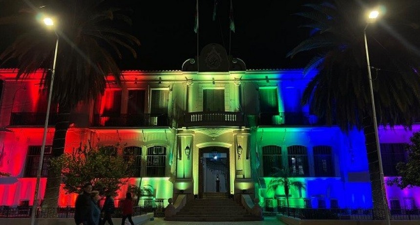 La Casa de Gobierno iluminada con la bandera del Orgullo LGTBIQ+ para visibilizar la lucha de la comunidad
