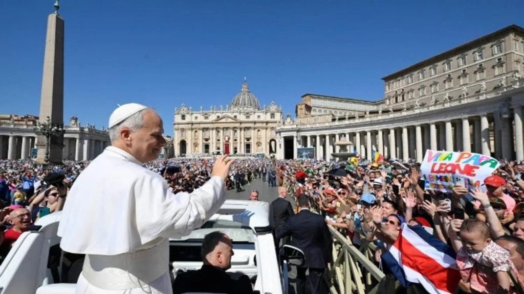 León XIV pidió por la paz en el mundo y calificó a las familias como pequeñas iglesias domésticas
