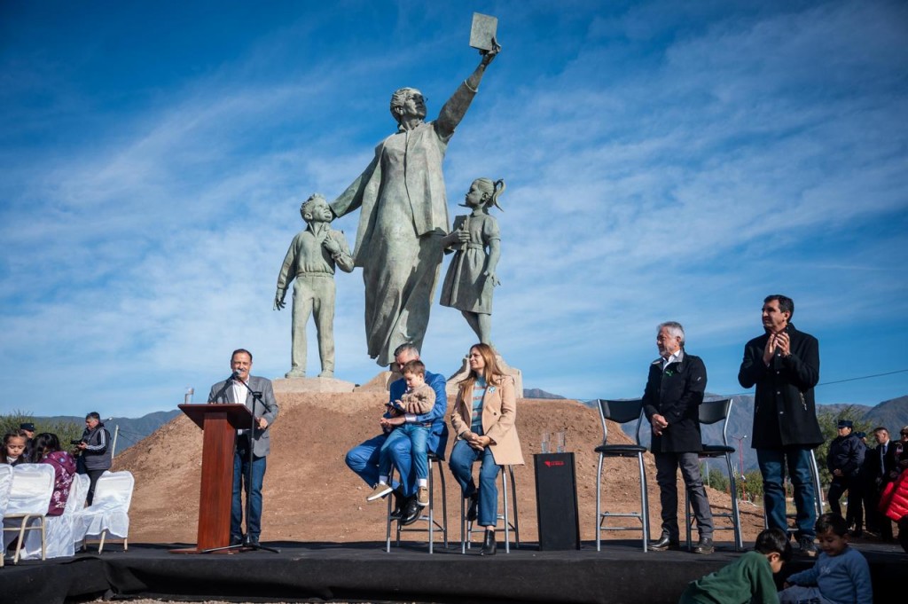 Quedò inaugurado el monumento a  Rosario Vera Peñaloza 