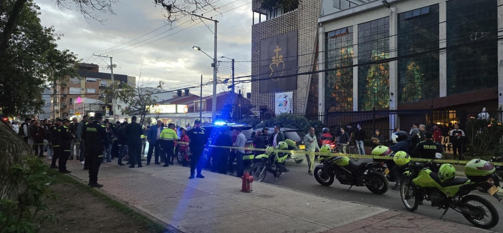Colombia: Uribe lucha por su vida, tras ser baleado en un acto