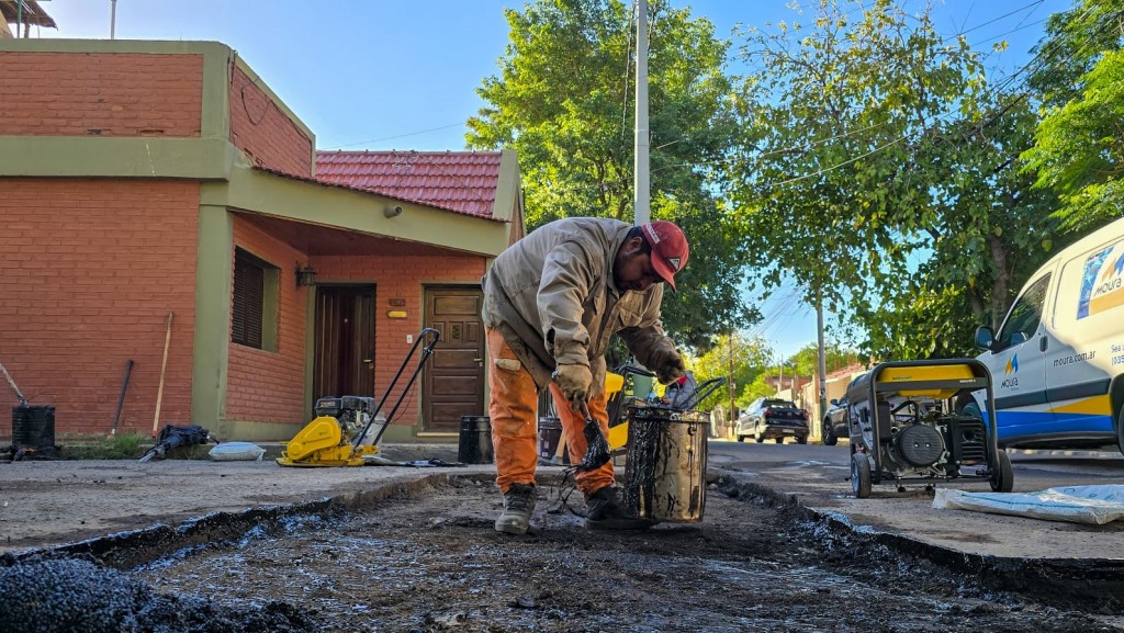 Municipio y provincia siguen desplegando tareas de bacheo en la Capital