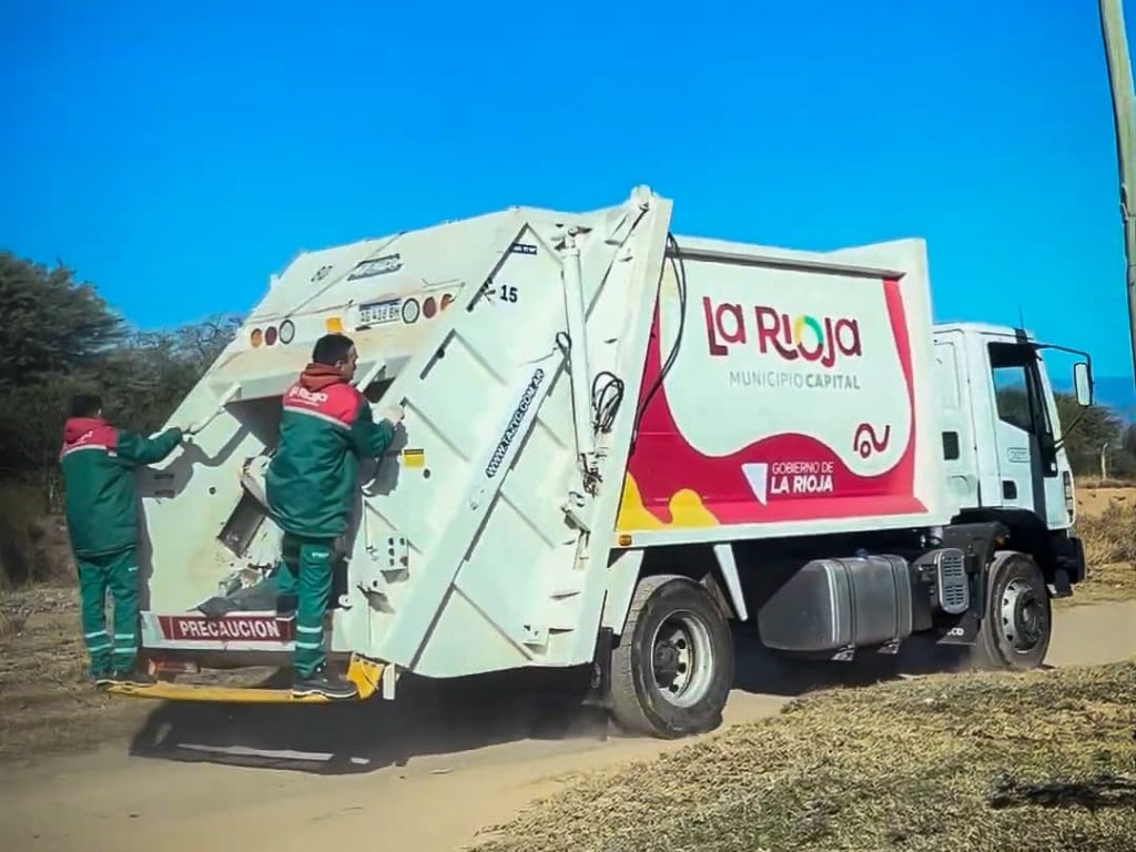 Regularizan la recolección de residuos en el barrio 1º de diciembre y crean un espacio verde