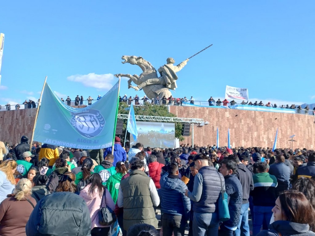 Multitudinaria marcha en defensa de la democracia en La Rioja