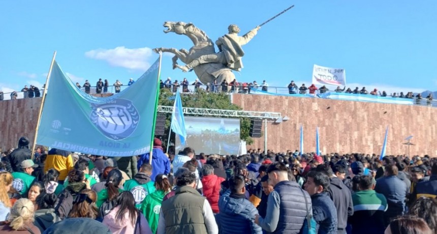 Multitudinaria marcha en defensa de la democracia en La Rioja