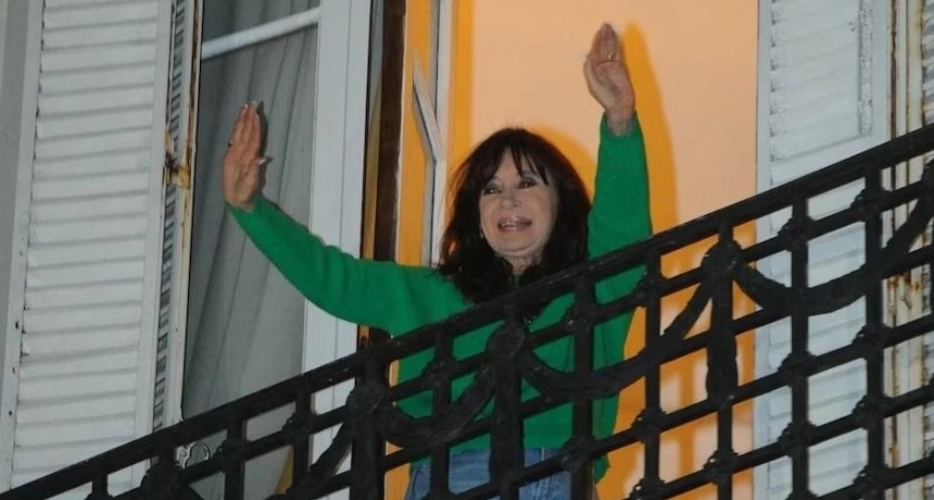 Cristina volvió a usar el balcón luego de la autorización de la justicia