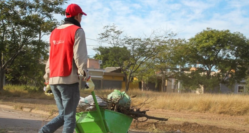 Realizan tareas de mantenimiento urbano en el Bº Parque Industrial