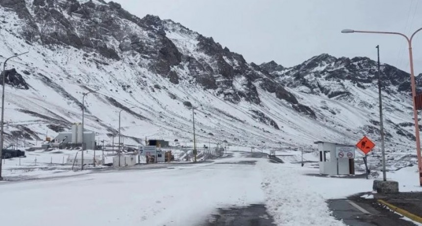 Mendoza: cierran el paso de Cristo Redentor por intensas nevadas