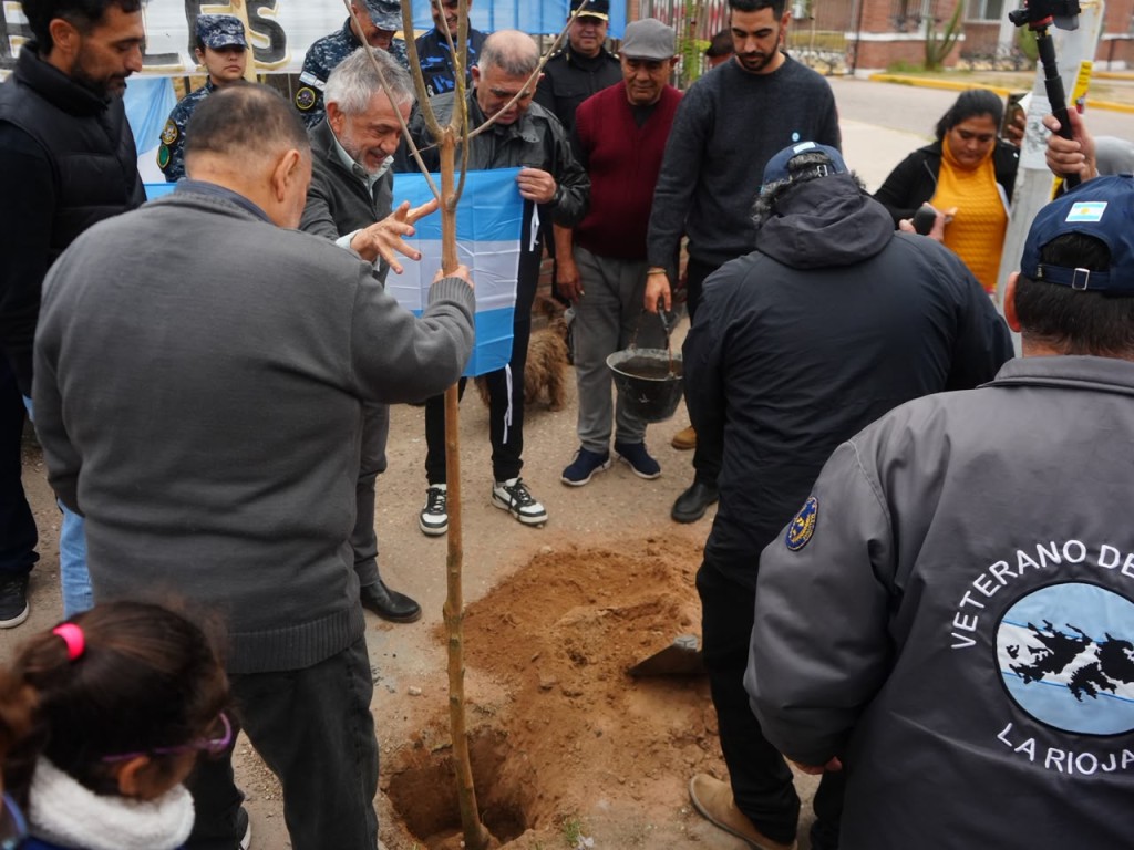 Recuperaron la calle Carlos Gardel y sumaron &aacute;rboles en homenaje a los h&eacute;roes de Malvinas