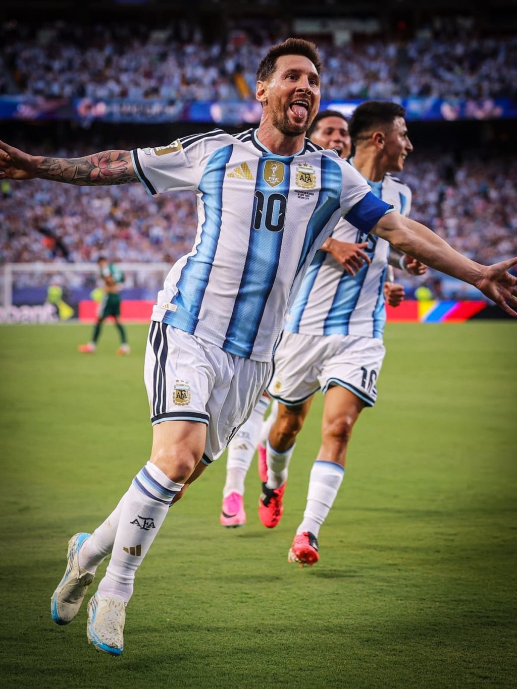Messi brill&oacute; y Argentina arranc&oacute; la defensa del t&iacute;tulo con una goleada ante Argelia