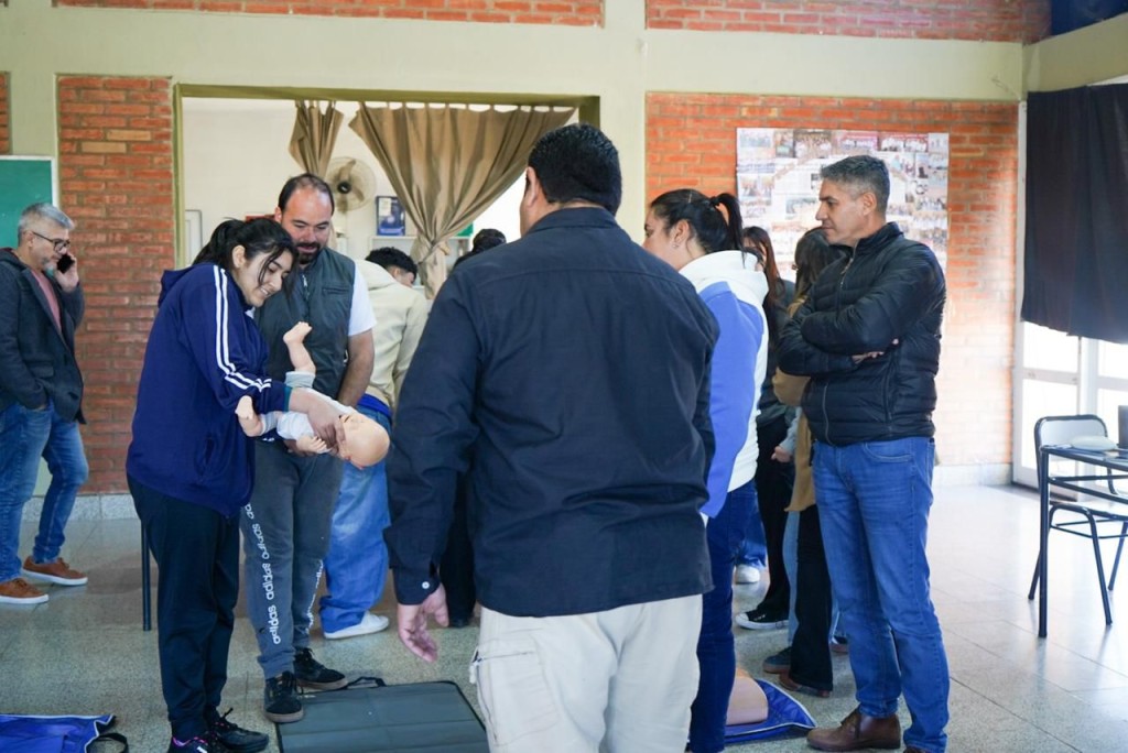 Realizan capacitaci&oacute;n en RCP y primeros auxilios para estudiantes de Aminga