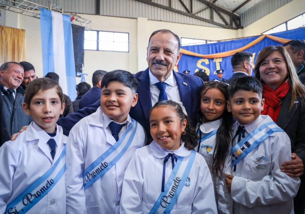 Quintela tom&oacute; la Promesa a la Bandera en Famatina y reivindic&oacute; la educaci&oacute;n p&uacute;blica como pilar de la patria