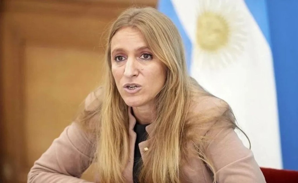 &ldquo;El ladr&oacute;n, corrupto y chorro de Adorni se rob&oacute; hasta el agua de los floreros"
