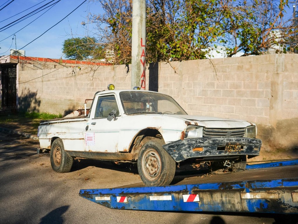 Retiran un veh&iacute;culo abandonado y eliminan un foco infeccioso en el barrio Vargas