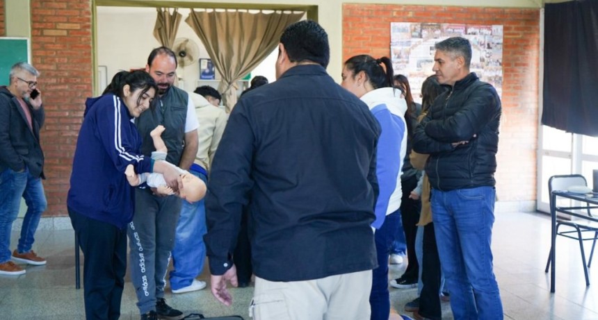 Realizan capacitaci&oacute;n en RCP y primeros auxilios para estudiantes de Aminga