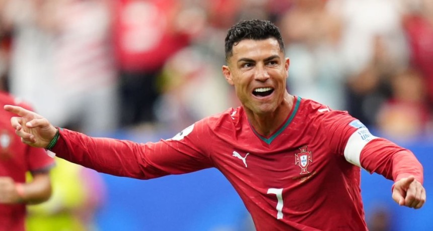Cristiano Ronaldo hizo historia otra vez: rompi&oacute; tres r&eacute;cords mundiales en la goleada de Portugal