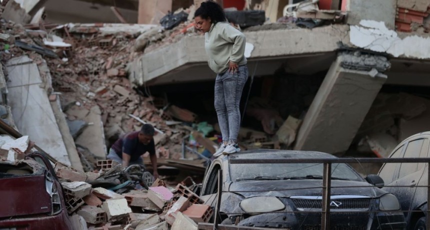 Venezuela eleva a 1.430 el saldo de muertos tras los terremotos