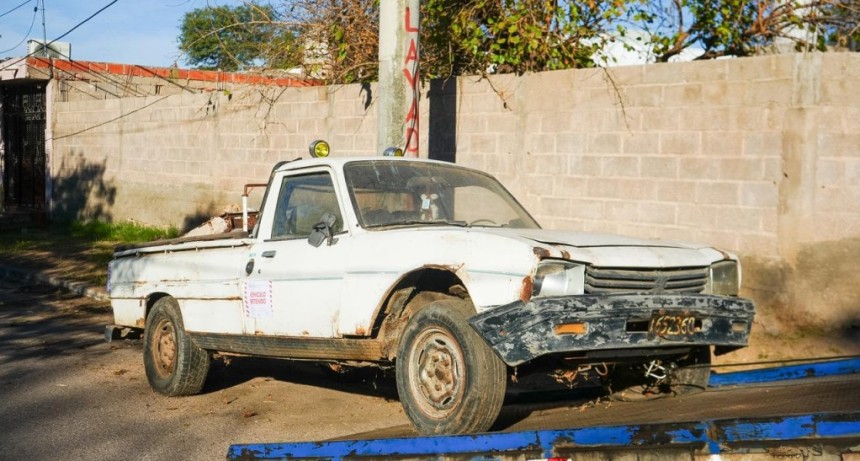 Retiran un veh&iacute;culo abandonado y eliminan un foco infeccioso en el barrio Vargas