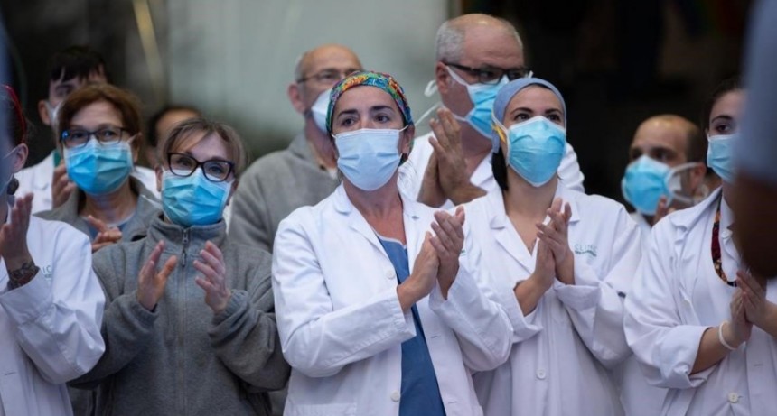 Abonan la primera cuota del bono para 725 mil trabajadores de la salud de todo el pa&iacute;s