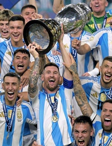 La Selección argentina llegó al país tras ganar la Copa América y fue recibido por miles de hinchas en Ezeiza
