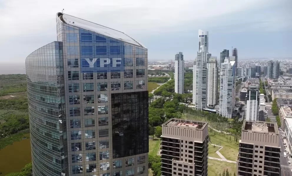 YPF: la Justicia de EEUU ordenó que la Argentina le transfiera el 51% de las acciones a los demandantes