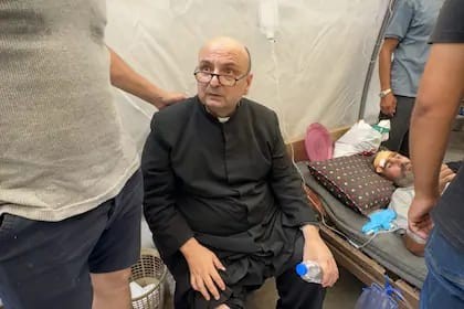 Israel bombardeó la única iglesia católica en Gaza e hirió al cura argentino Gabriel Romanelli
