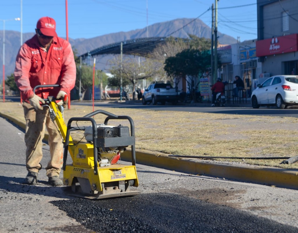 Avanzan las tareas de bacheo en transitadas avenidas de la Capital
