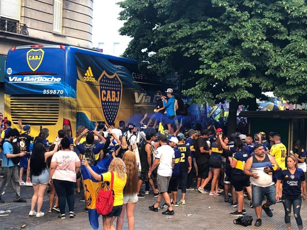 Hinchas de Boca realizaron un banderazo para exigir la renuncia de Riquelme
