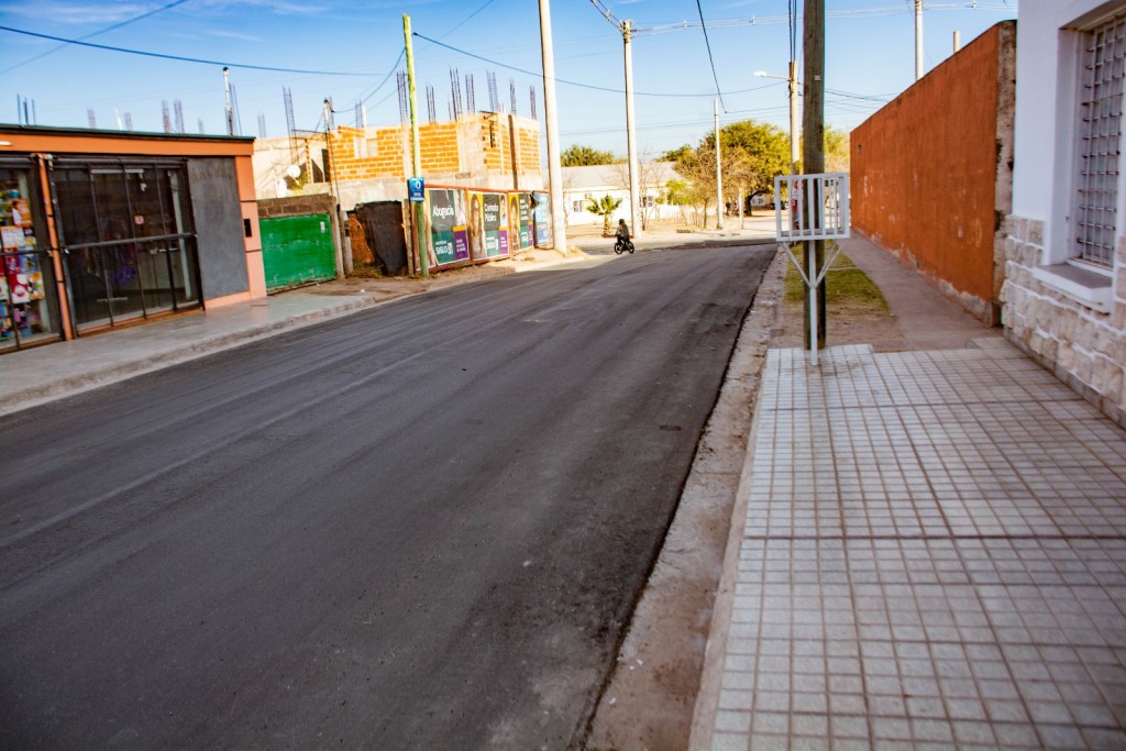 Avanzan las obras de mejoramiento vial en la ciudad: bacheo extendido en calle Ecuador