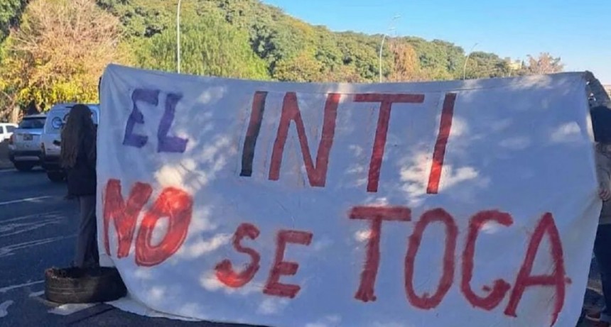 Abrazo al INTI para rechazar el ajuste anunciado por el Gobierno