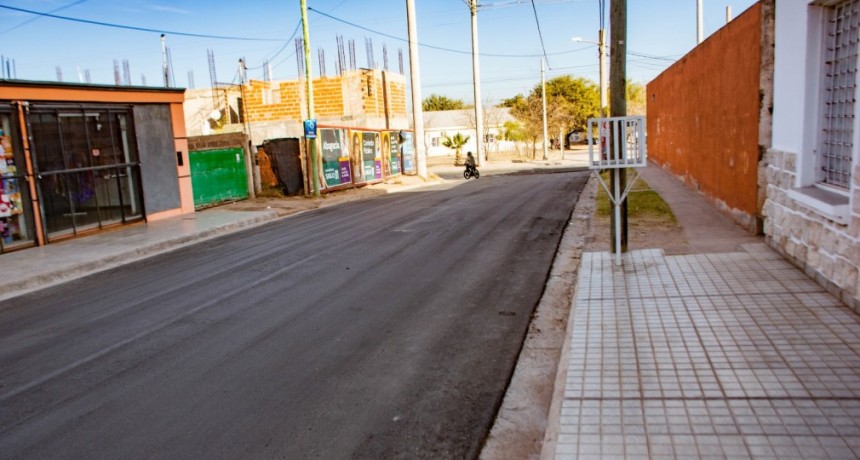 Avanzan las obras de mejoramiento vial en la ciudad: bacheo extendido en calle Ecuador