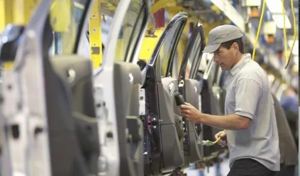 Ataque a la producci&oacute;n nacional, se fabrican cada vez menos autos en Argentina