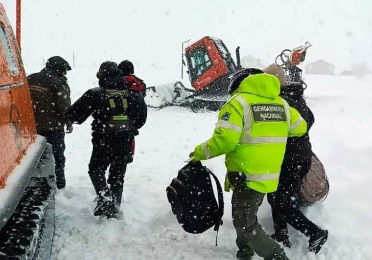 Rescatan a turistas por temporal de nieve en la alta monta&ntilde;a de Mendoza