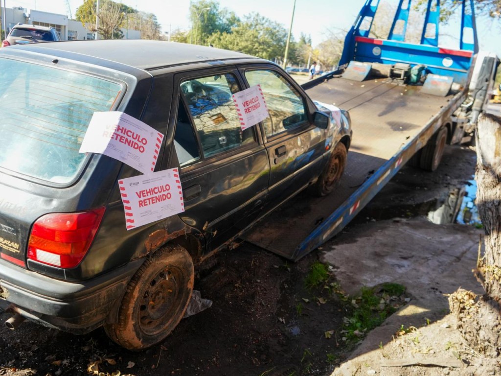 Municipio retir&oacute; un veh&iacute;culo abandonado y realiz&oacute; limpieza integral en zona este 
