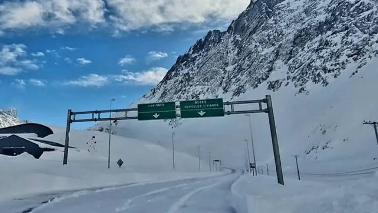 El temporal mantiene cerrados los pasos Cristo Redentor y Pino Hachado: miles de camioneros siguen varados