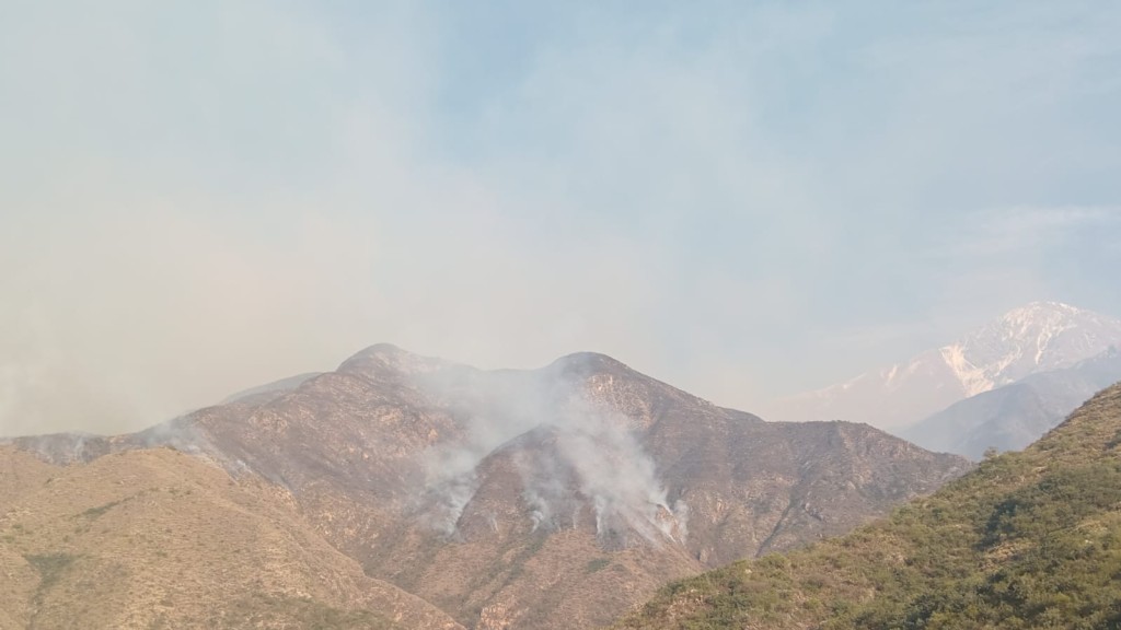 Incendio en Guanch&iacute;n: proh&iacute;ben el uso de drones y piden alejarse de la zona