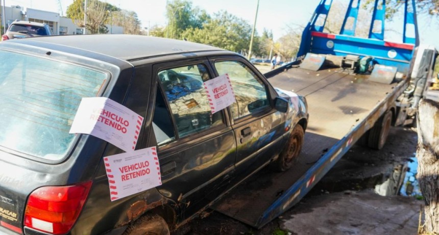 Municipio retir&oacute; un veh&iacute;culo abandonado y realiz&oacute; limpieza integral en zona este 